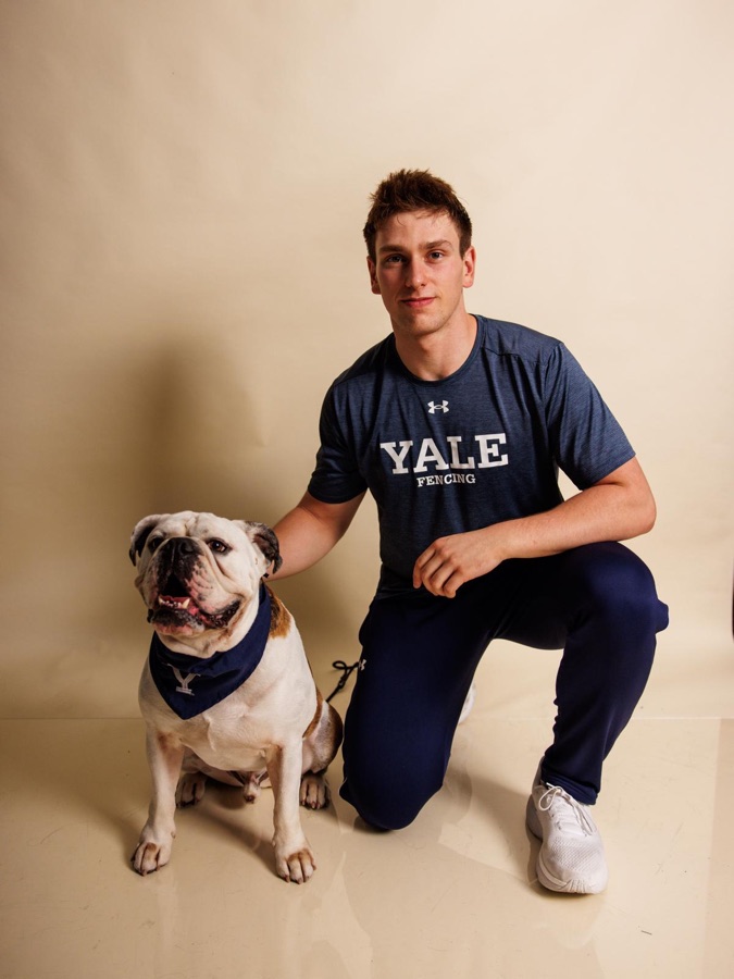 דוד פרומגרץ במדי אימון של Yale, לצד הבולדוג של האוניברסיטה